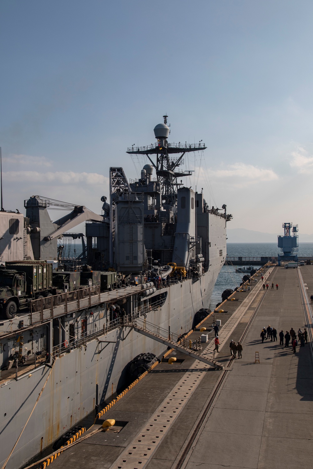 USS Ashland docks at MCAS Iwakuni