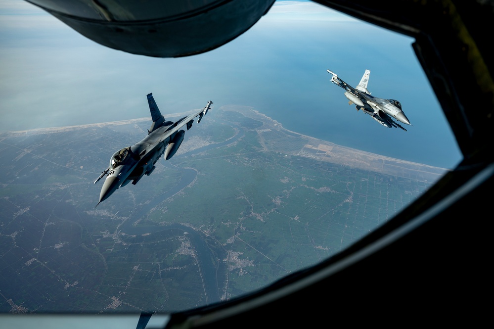 340th EARS fuels up F-16s