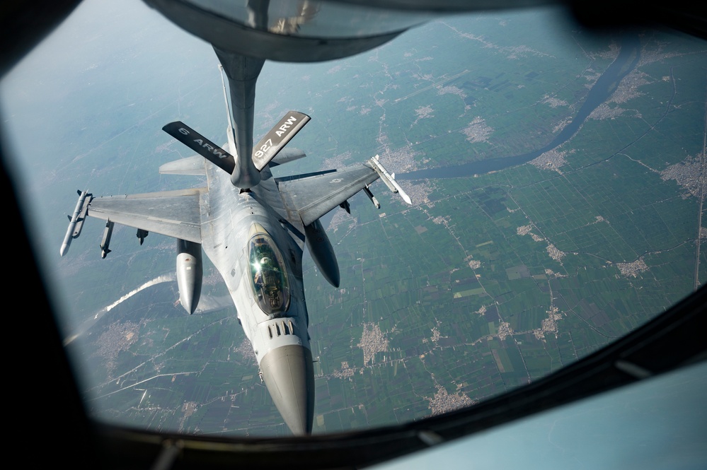 340th EARS fuels up F-16s