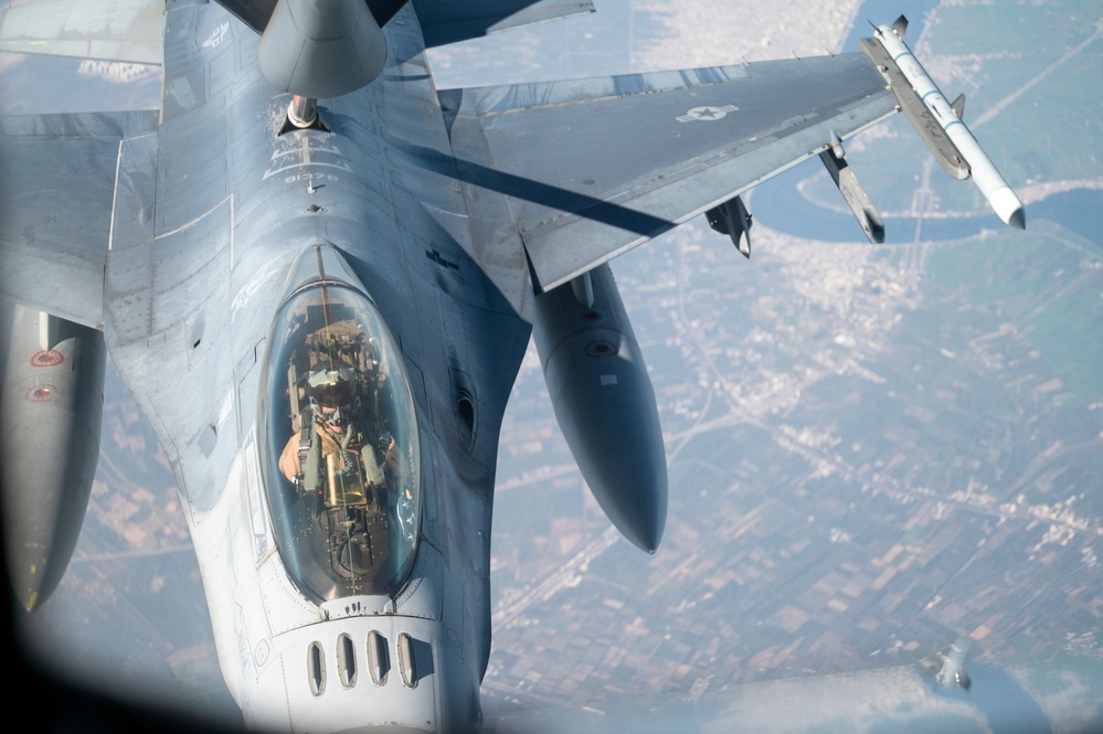340th EARS fuels up F-16s