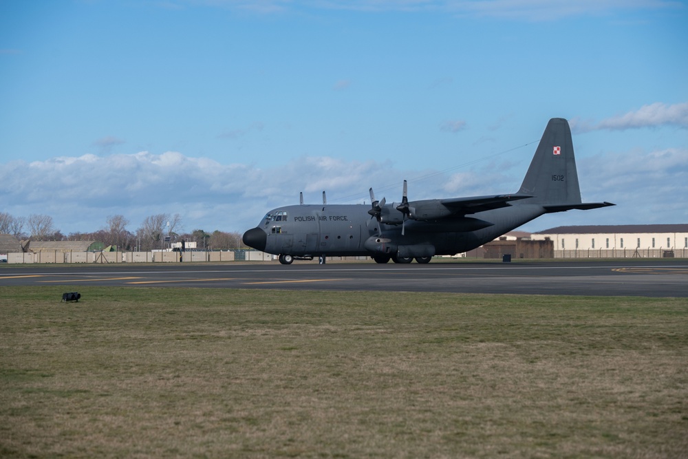 Polish air force transports personnel in support of NATO Polish EAP