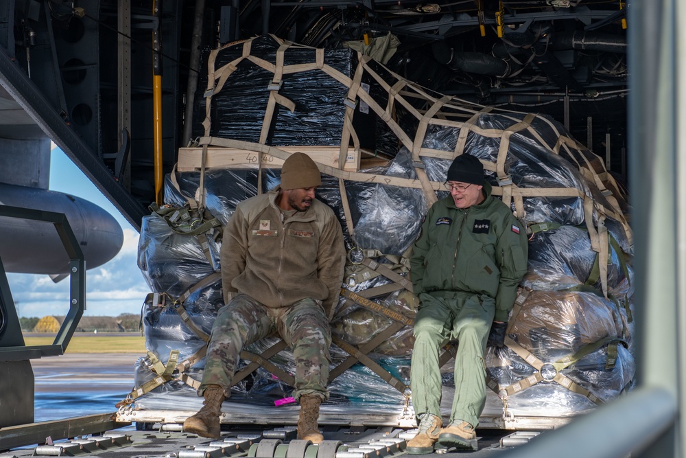 Polish air force transports personnel in support of NATO Polish EAP