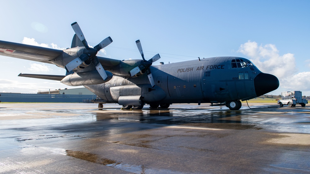 Polish air force transports personnel in support of NATO Polish EAP