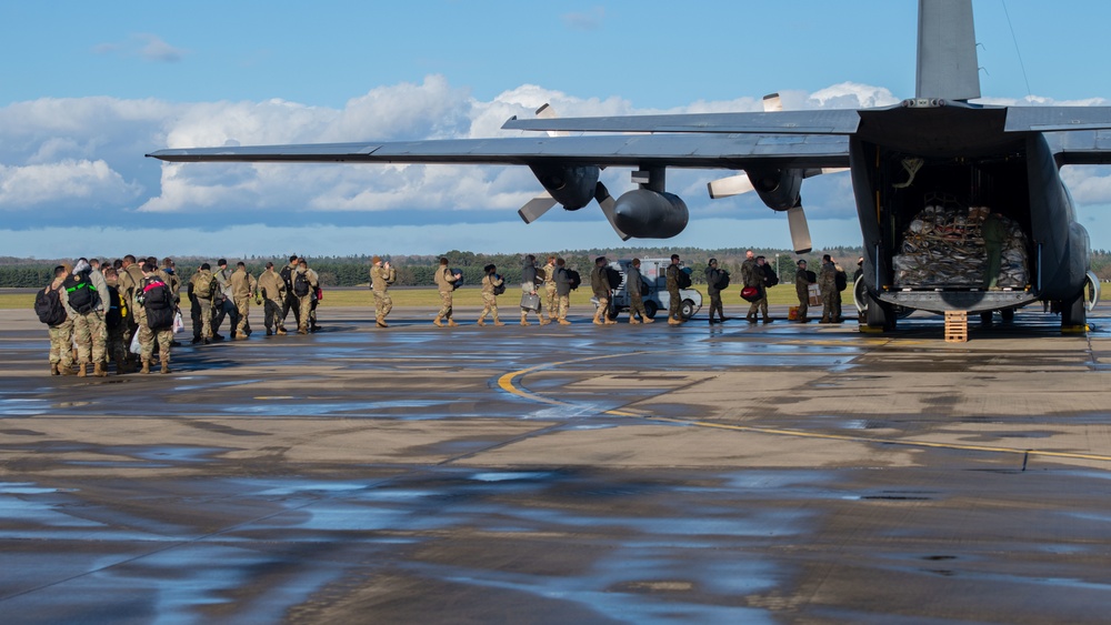 Polish air force transports personnel in support of NATO Polish EAP