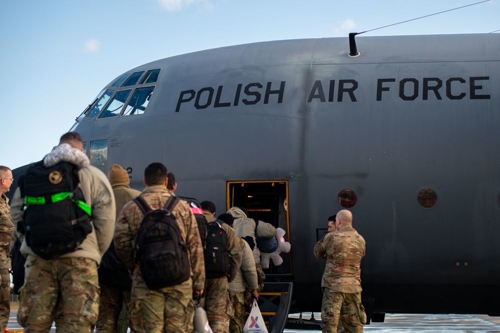 Polish air force transports personnel in support of NATO Polish EAP