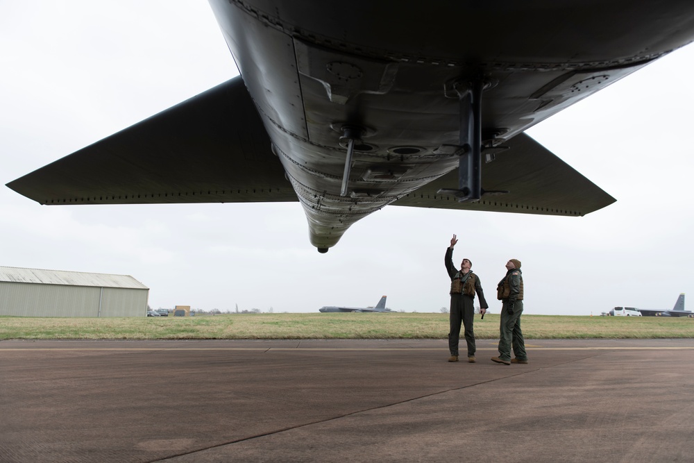 501st CSW commander gets familiar with B-52 mission