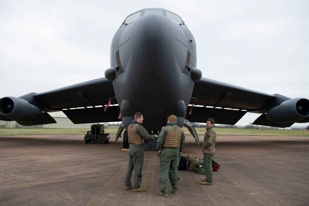 501st CSW commander gets familiar with B-52 mission