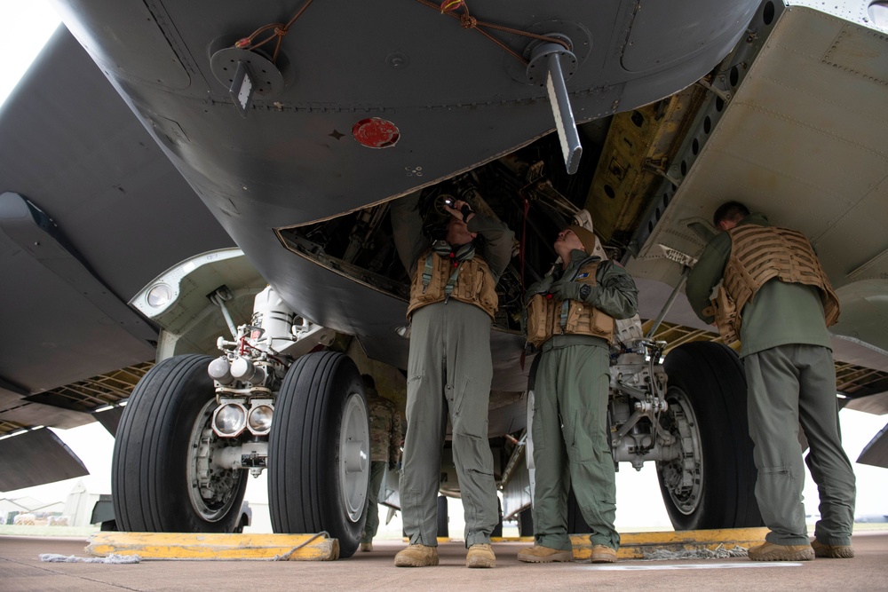 501st CSW commander gets familiar with B-52 mission