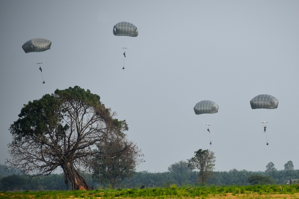 Spartans and Thai Paratroopers Jump into Cobra Gold 22