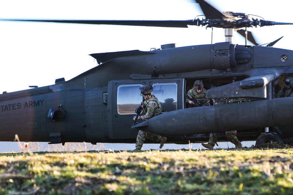 82nd Airborne Division conducts cold load training with Polish Allies