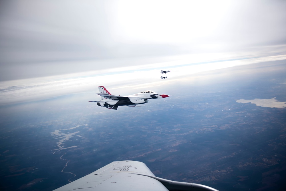 91st ARS refuel USAF Thunderbirds