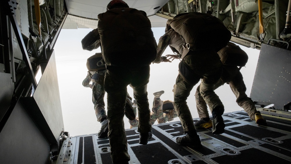 U.S., Thai Special Operations Forces complete military free-fall, aerial refueling during CG22