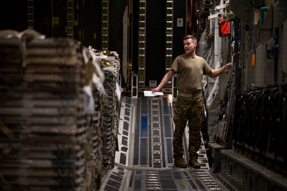 C-17 moves cargo within USCENTCOM AOR