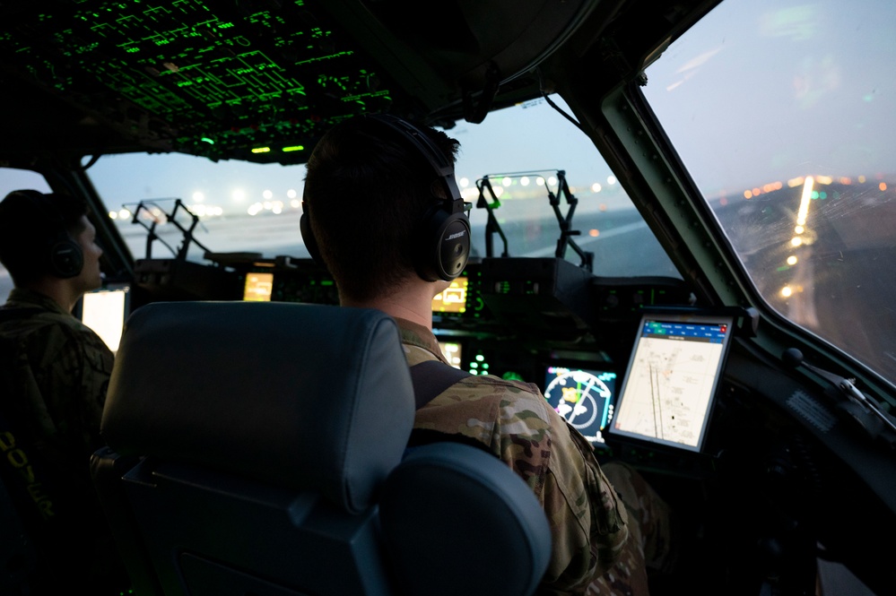 C-17 moves cargo within USCENTCOM AOR