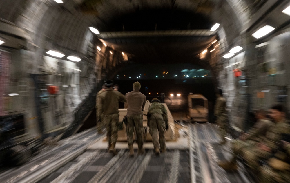 C-17 moves cargo within USCENTCOM AOR