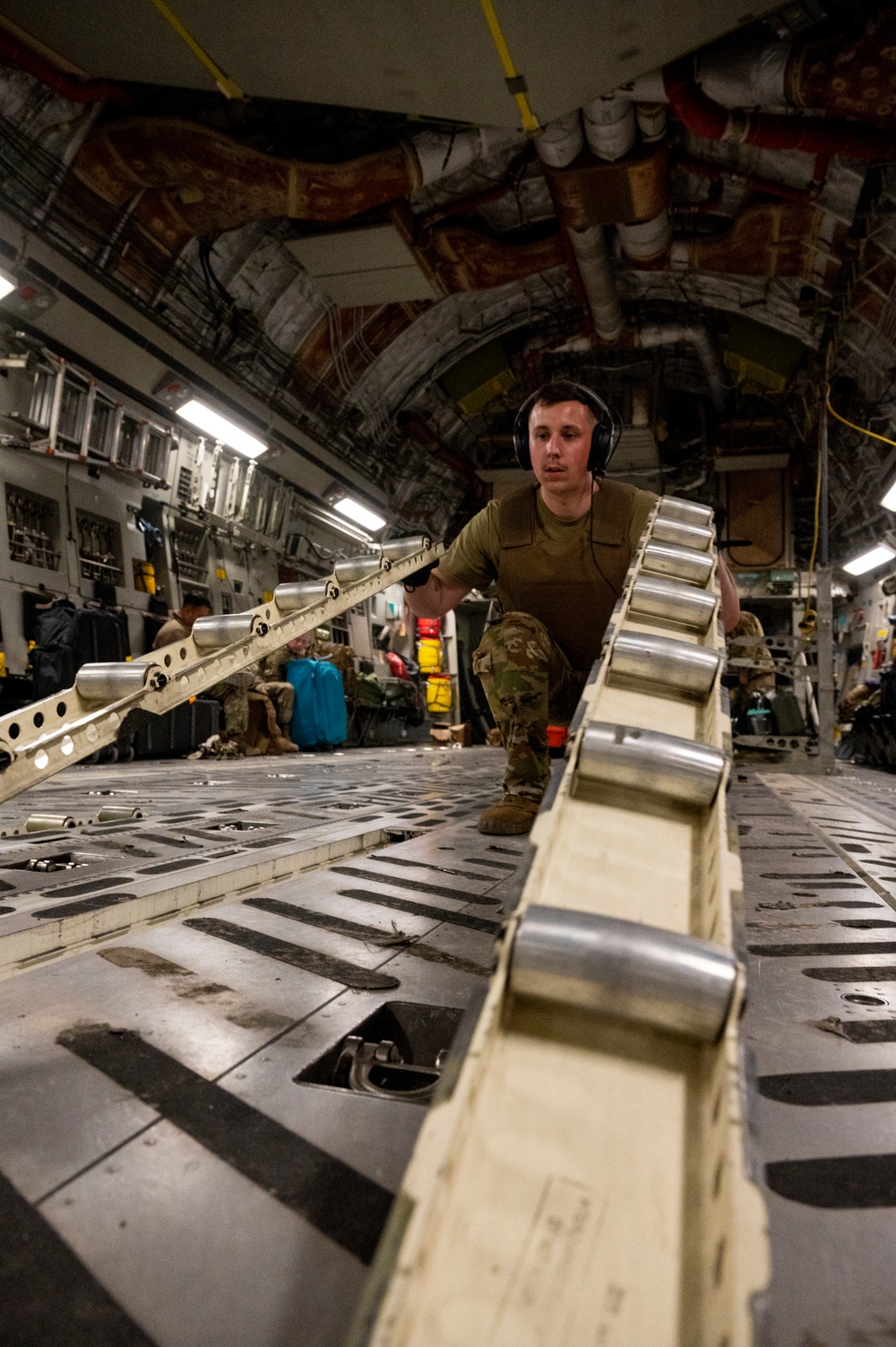 C-17 moves cargo within USCENTCOM AOR