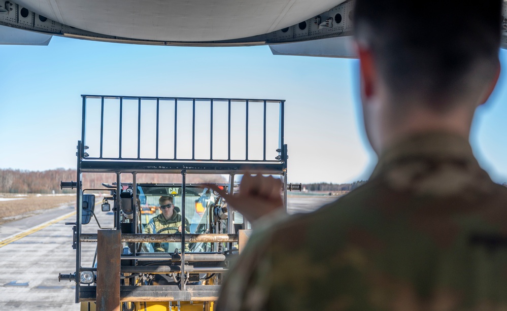 U.S. C-17 delivers additional Airmen, cargo to Estonia