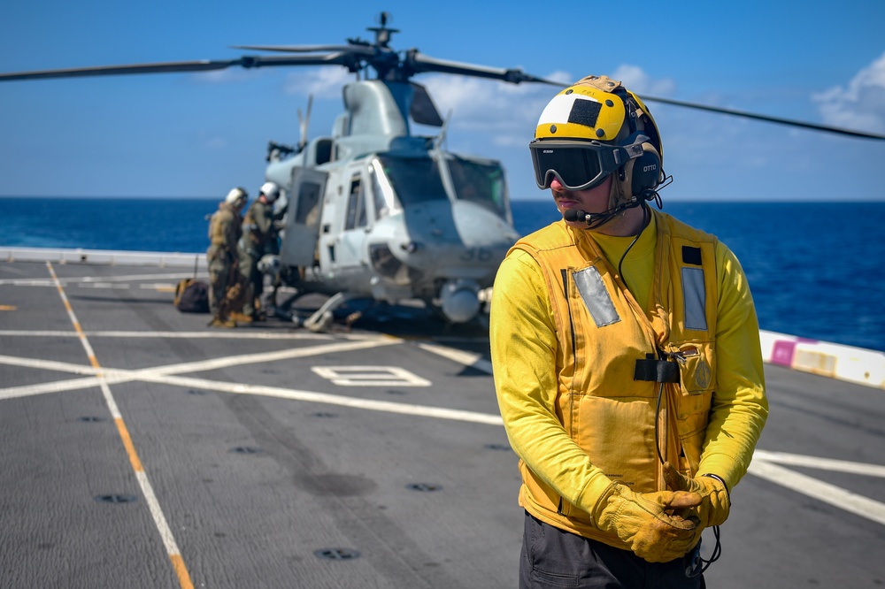 USS Green Bay (LPD 20) Conducts Flight Operations