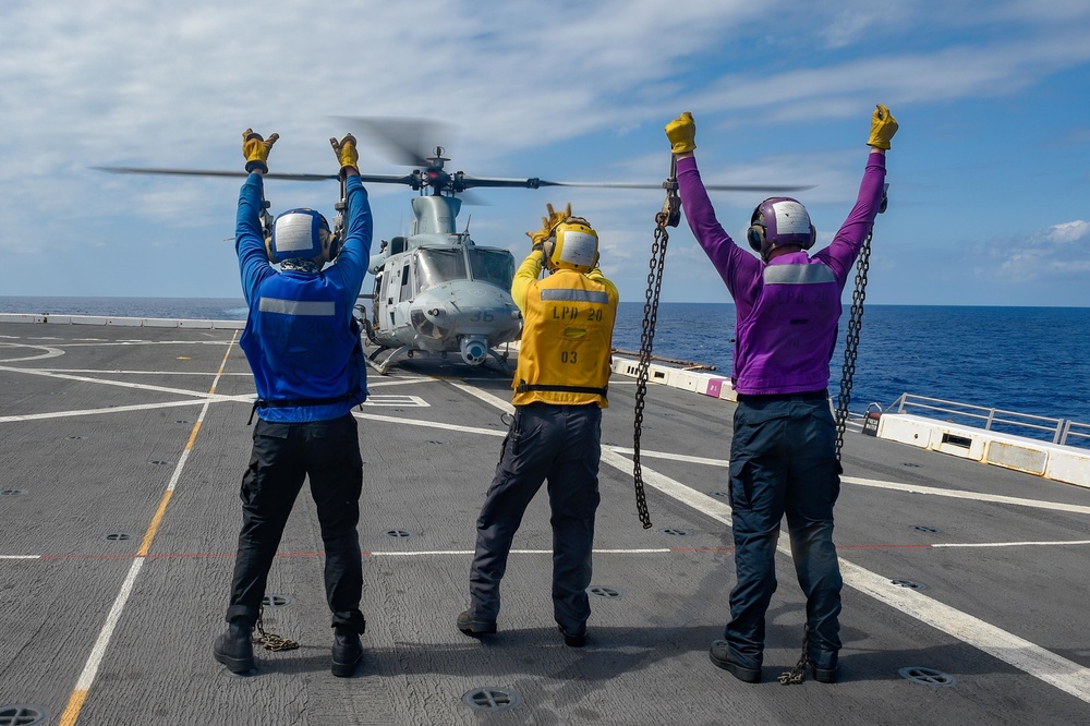 USS Green Bay (LPD 20) Conducts Flight Operations