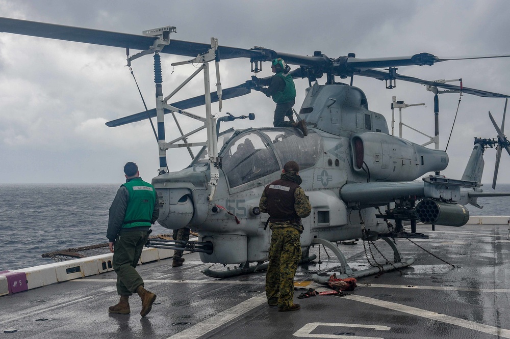 USS Green Bay (LPD 20) Conducts Flight Opertaions