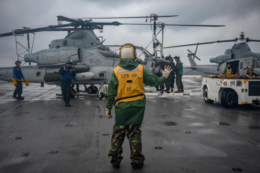 USS Green Bay (LPD 20) Conducts Flight Opertaions