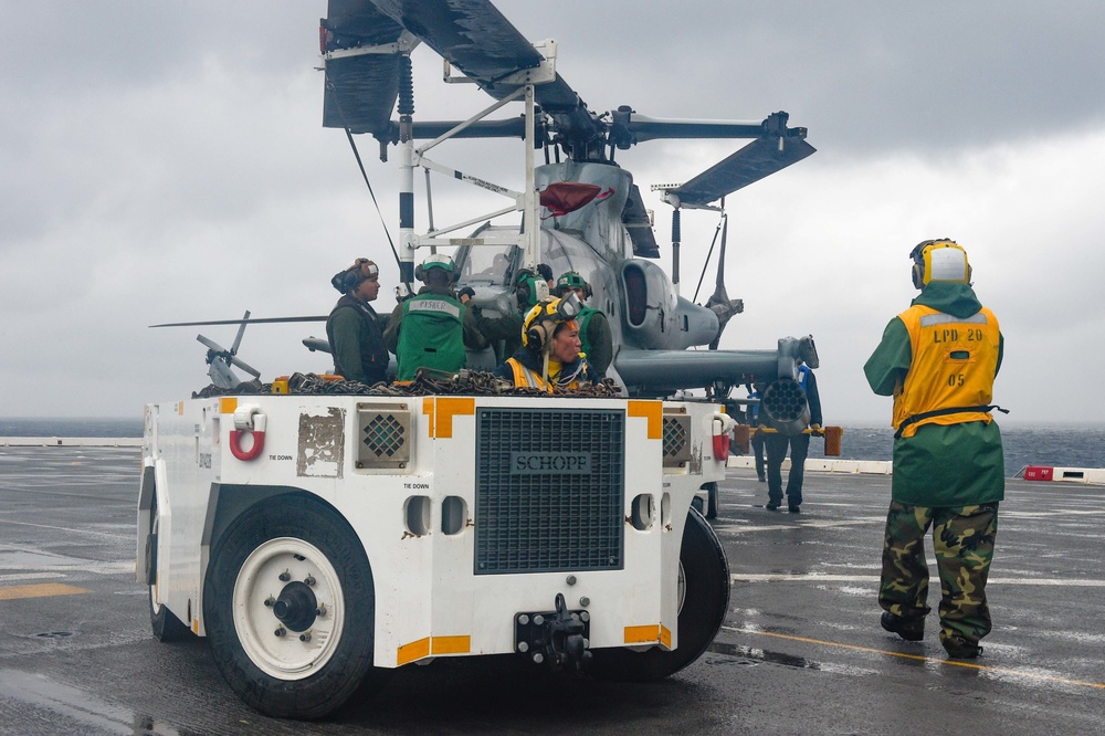 USS Green Bay (LPD 20) Conducts Flight Opertaions