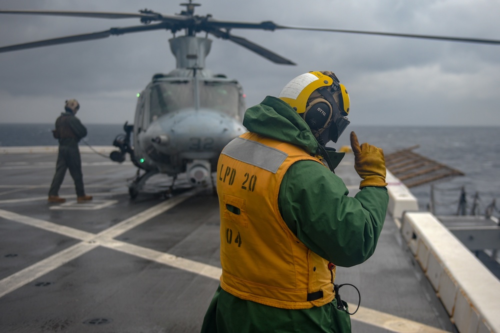 USS Green Bay (LPD 20) Conducts Flight Opertaions