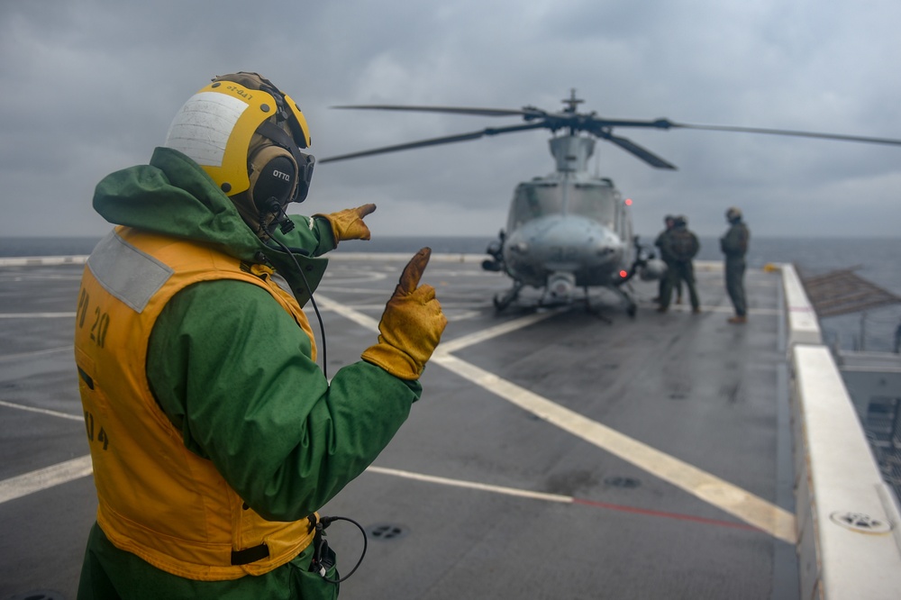 USS Green Bay (LPD 20) Conducts Flight Opertaions