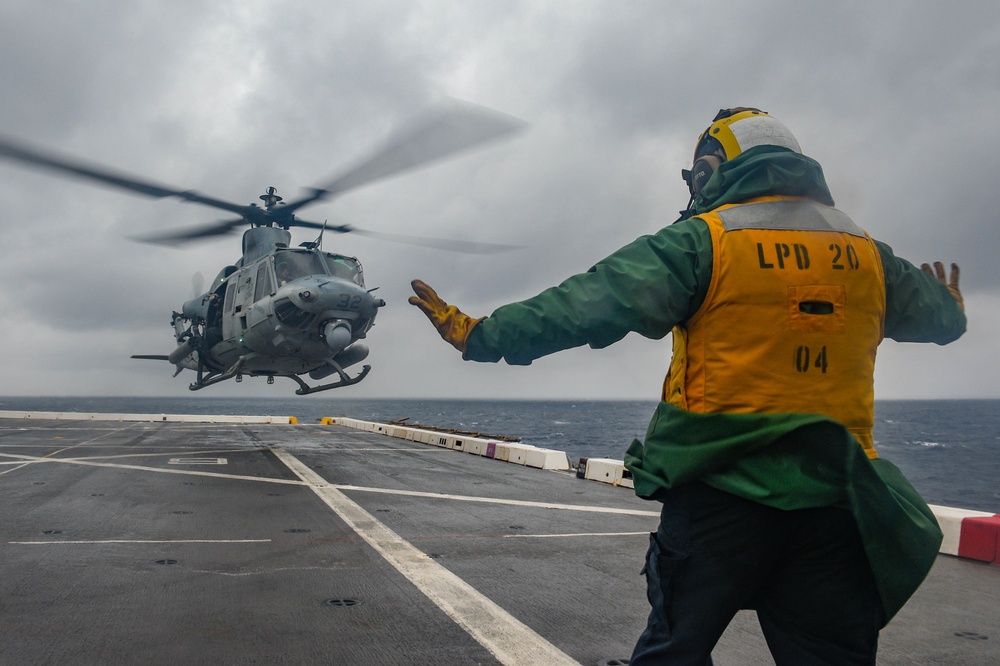 USS Green Bay (LPD 20) Conducts Flight Opertaions