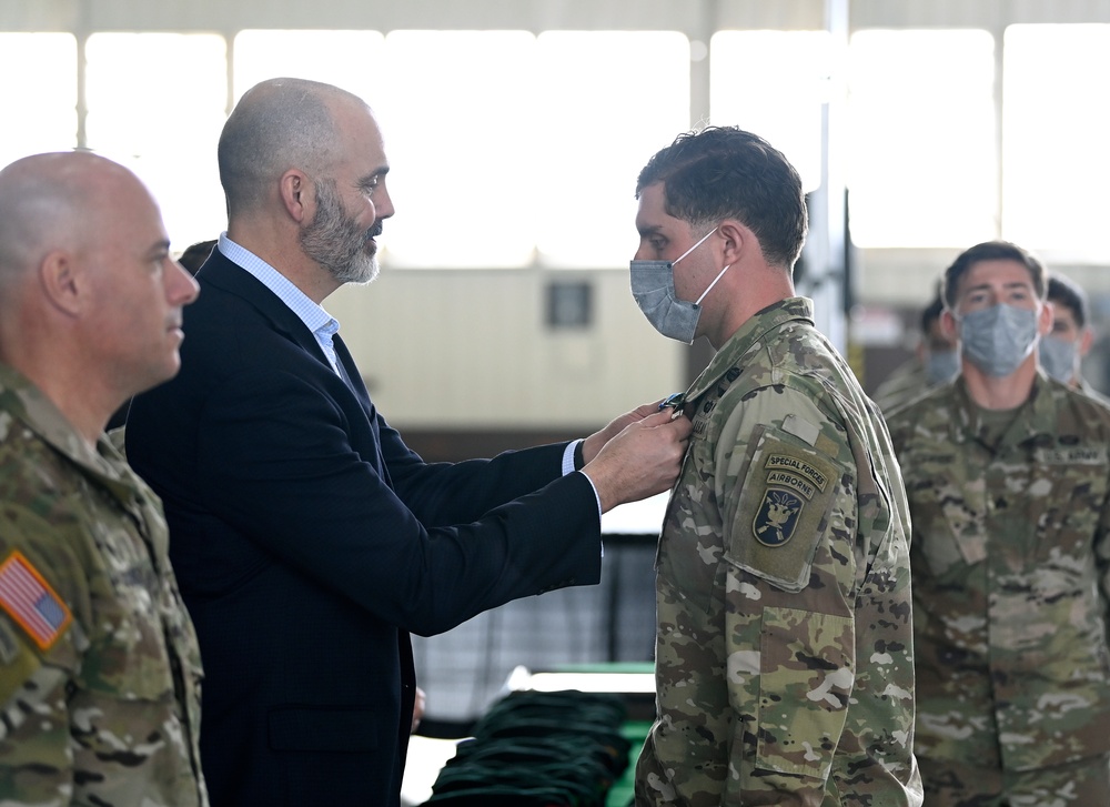 Soldiers Graduate Special Forces Qualification Course