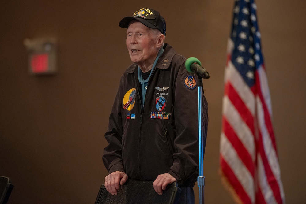 WWII veteran Cpt. Dick Nelms speaks to Clemson ROTC