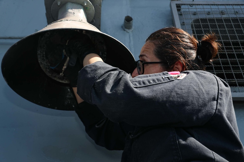 Mobile Bay Sailor conducts maintenance on light fixtures