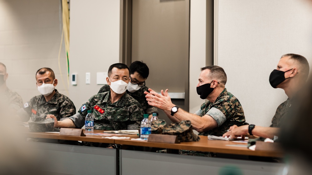 Republic of Korea CMC visits 3d Marines