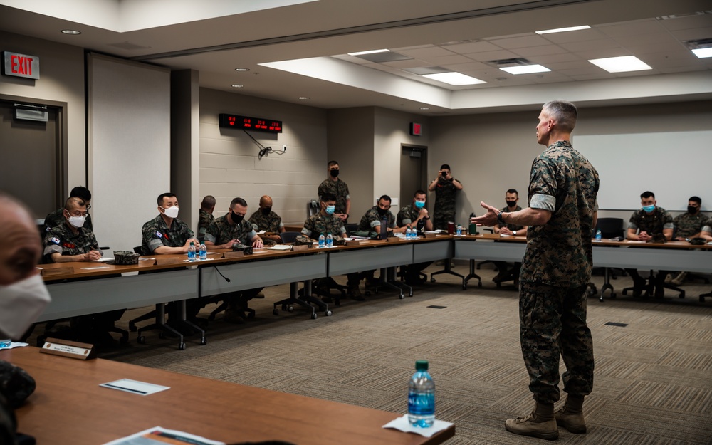 Republic of Korea CMC visits 3d Marines