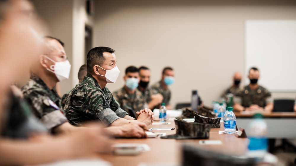 Republic of Korea CMC Visits 3d Marines