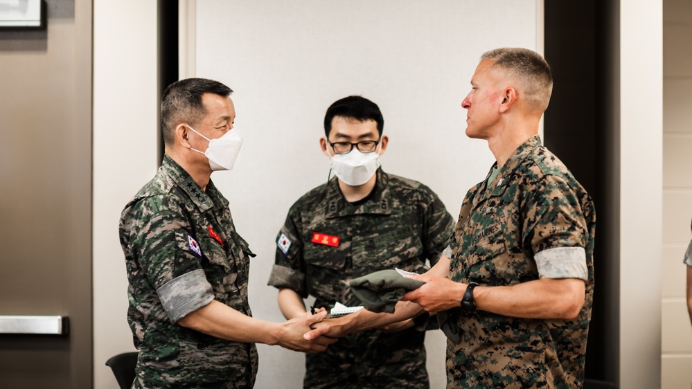 Republic of Korea CMC visits 3d Marines