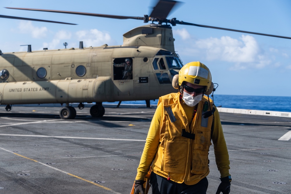 USS Portland (LPD 27) integrates with U.S. Army CH-47 Chinooks