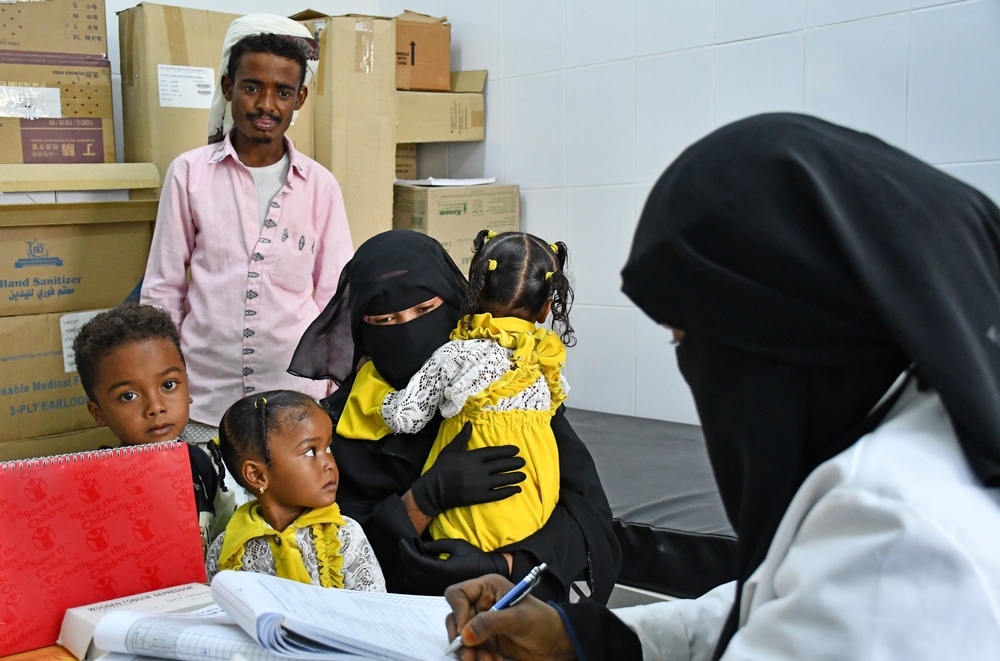 A healthcare worker trained with USAID funding provides child health care services to a family at Al-Anad Health Center in Tuban district in Lahj Governorate in December 2021.