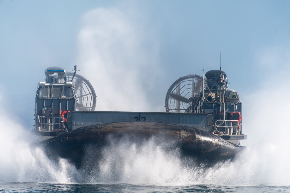 11th MEU Marines disembark from USS Portland (LPD 27)