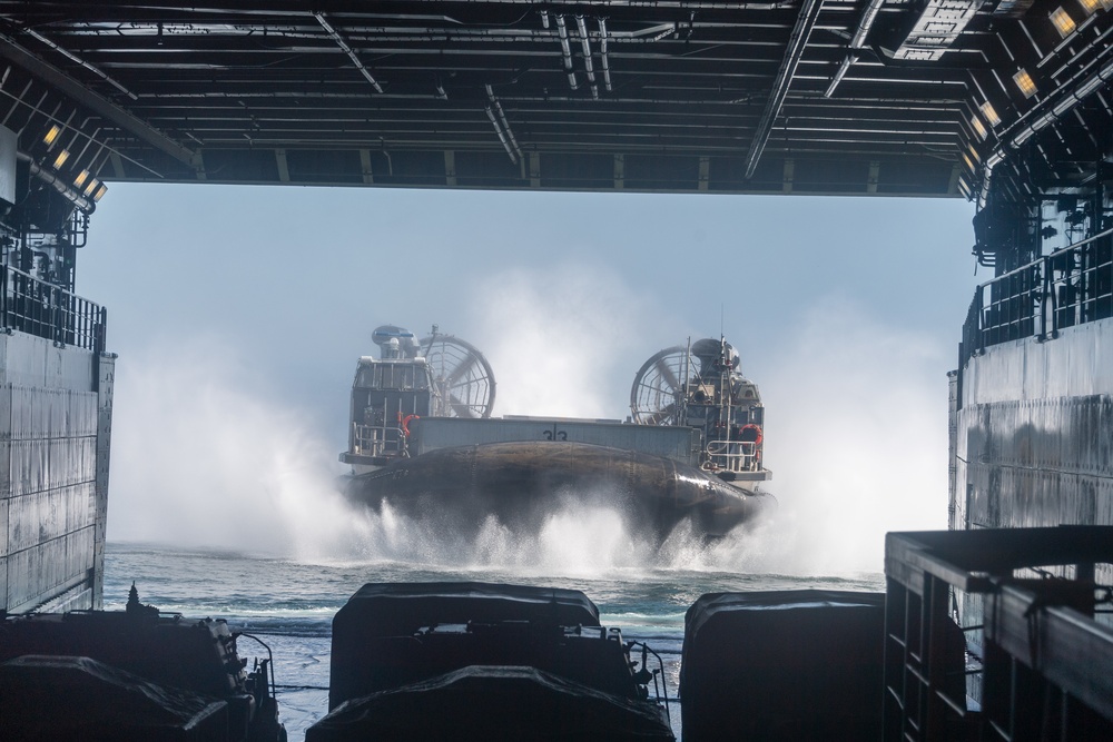 11th MEU Marines disembark from USS Portland (LPD 27)