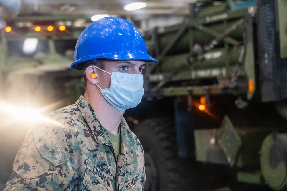 11th MEU Marines disembark from USS Portland (LPD 27)