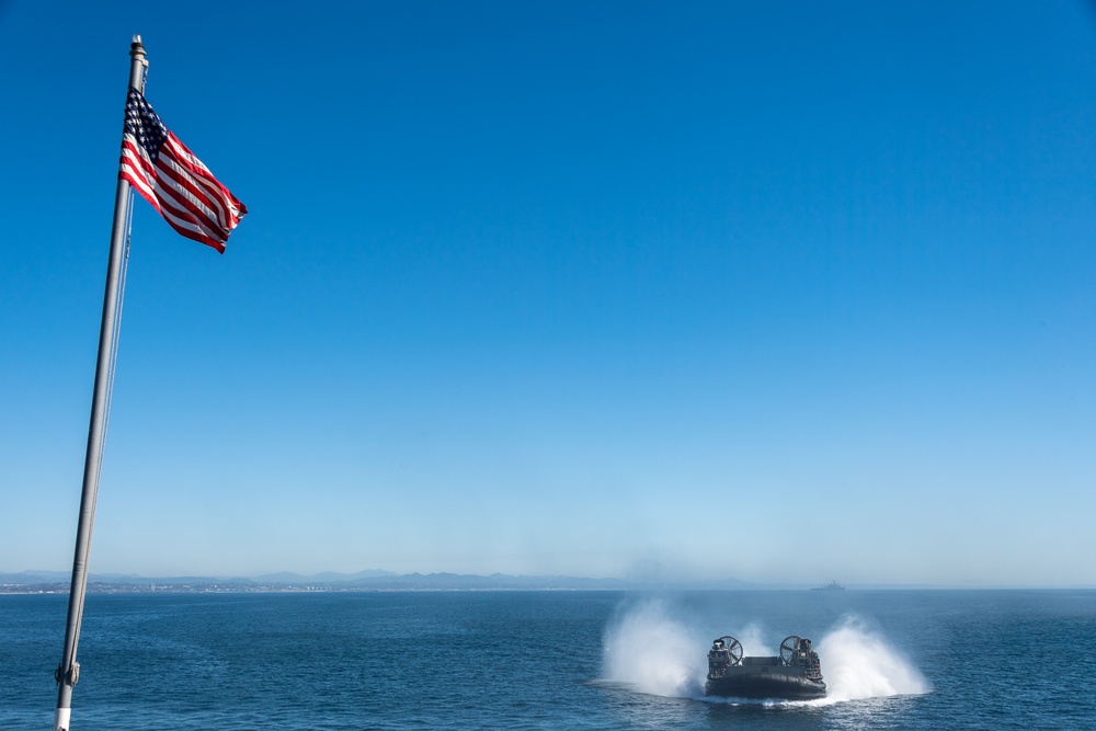 11th MEU Marines disembark from USS Portland (LPD 27)