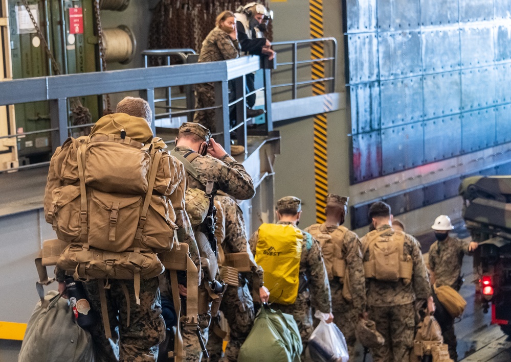 11th MEU Marines disembark from USS Portland (LPD 27)