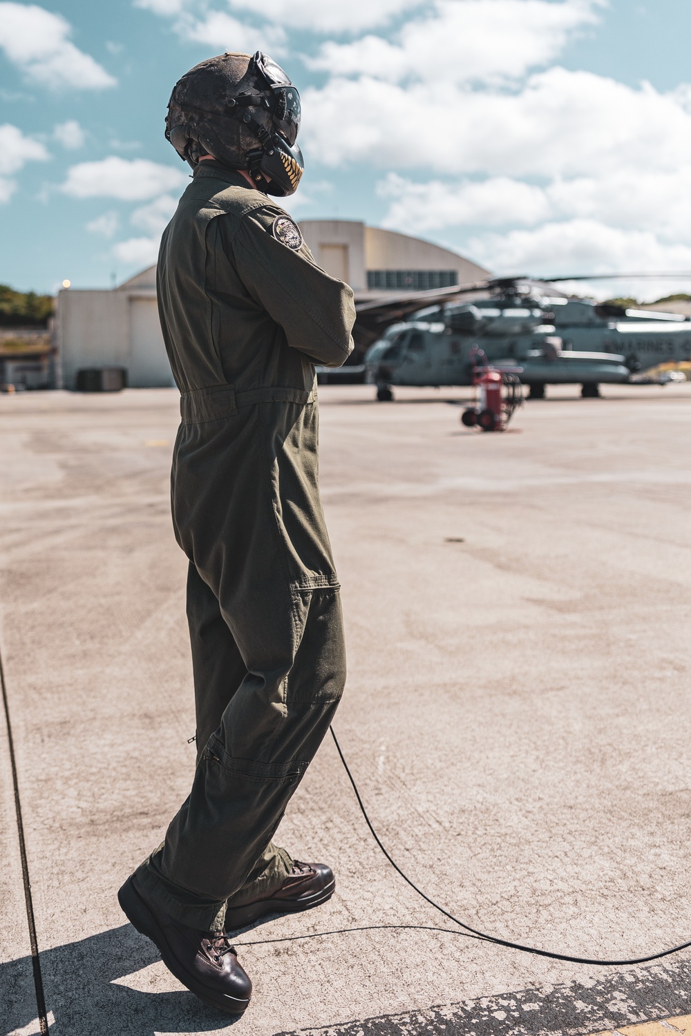 1st MAW CG flies CH-53E Super Stallion