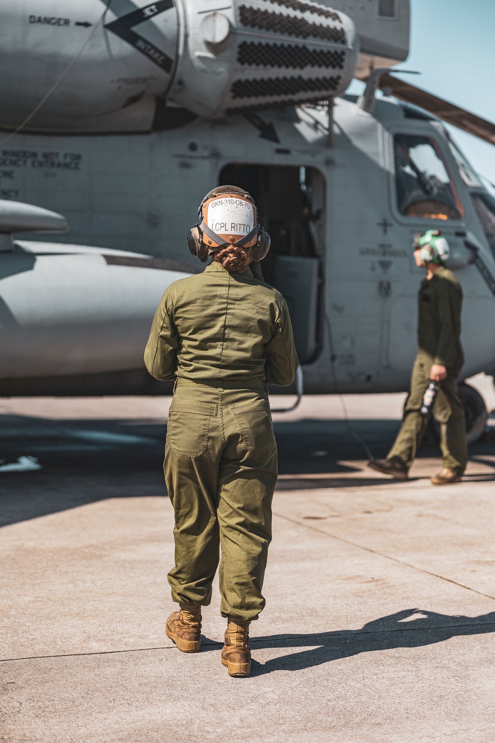 1st MAW CG flies CH-53E Super Stallion