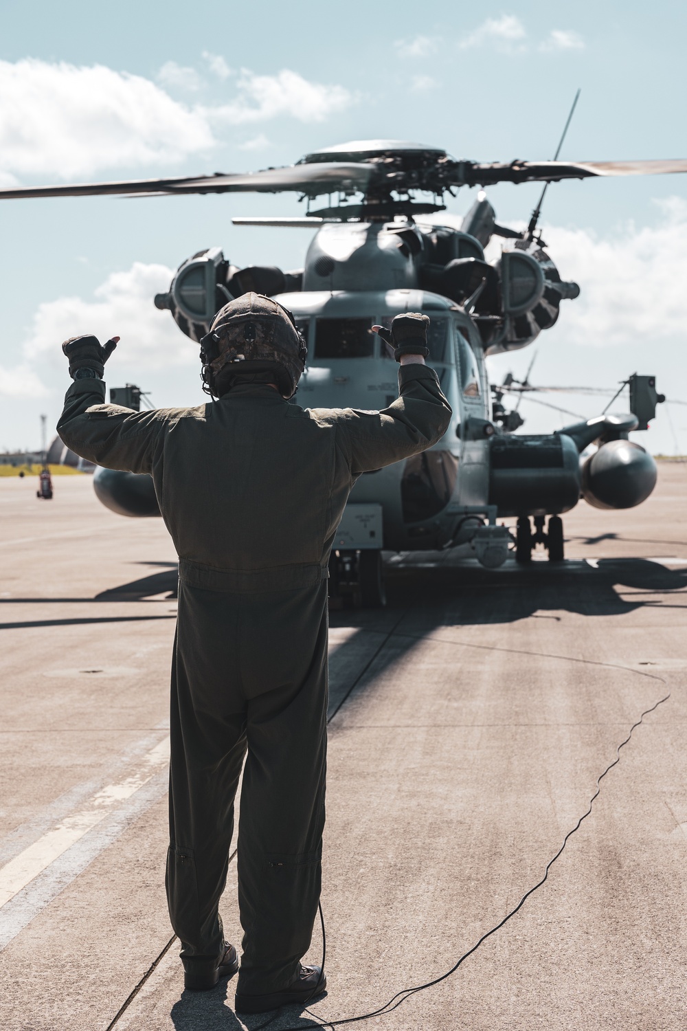 1st MAW CG flies CH-53E Super Stallion