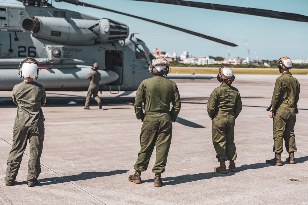 1st MAW CG flies CH-53E Super Stallion