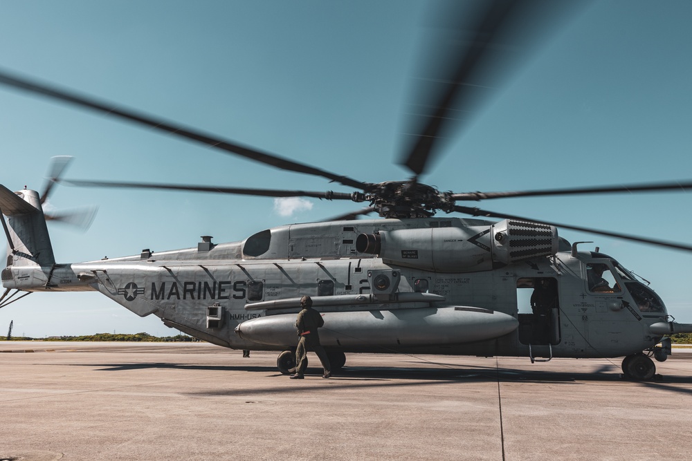 1st MAW CG flies CH-53E Super Stallion