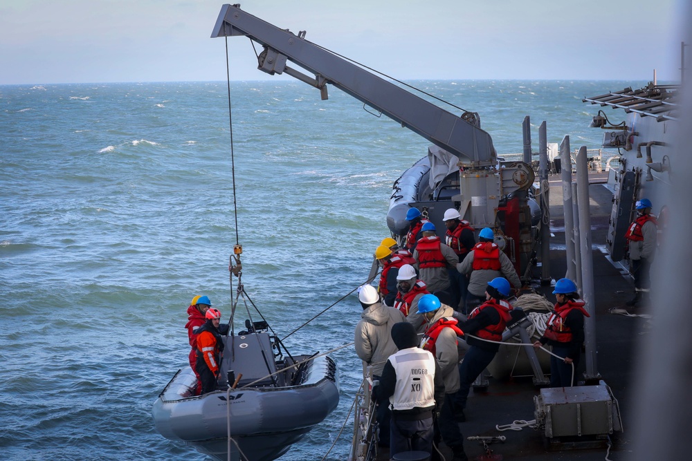 USS The Sullivans (DDG 68) - Small Boat Operation