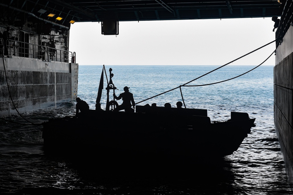 USS Green Bay (LPD 20) Conducts Well Deck Operations With The Thai Navy During Cobra Gold 22